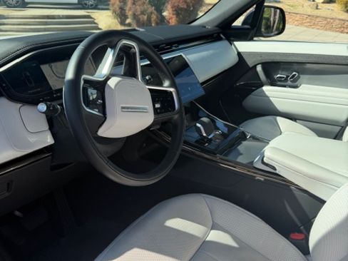 Used 2024 Land Rover Range Rover Sport SE image 4