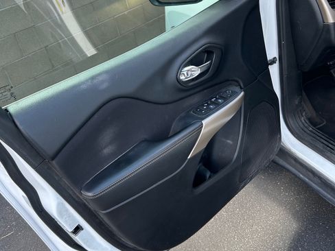 Used 2018 Jeep Cherokee Latitude FWD image 6