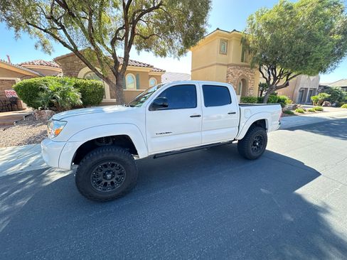 Used 2005 Toyota Tacoma PreRunner RWD image 1
