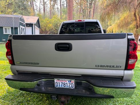 Used 2004 Chevrolet Silverado 3500 LS w/ Heavy-Duty Power Package AWD/4WD image 11
