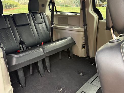 Used 2015 Chrysler Town & Country Touring image 10