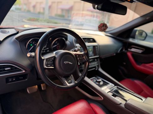 Used 2018 Jaguar F-PACE R-Sport image 15
