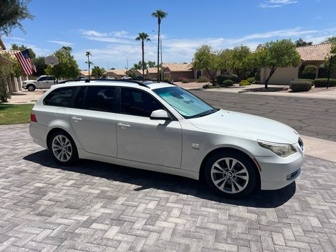 Used 2010 BMW 535i xDrive Wagon AWD/4WD image 4