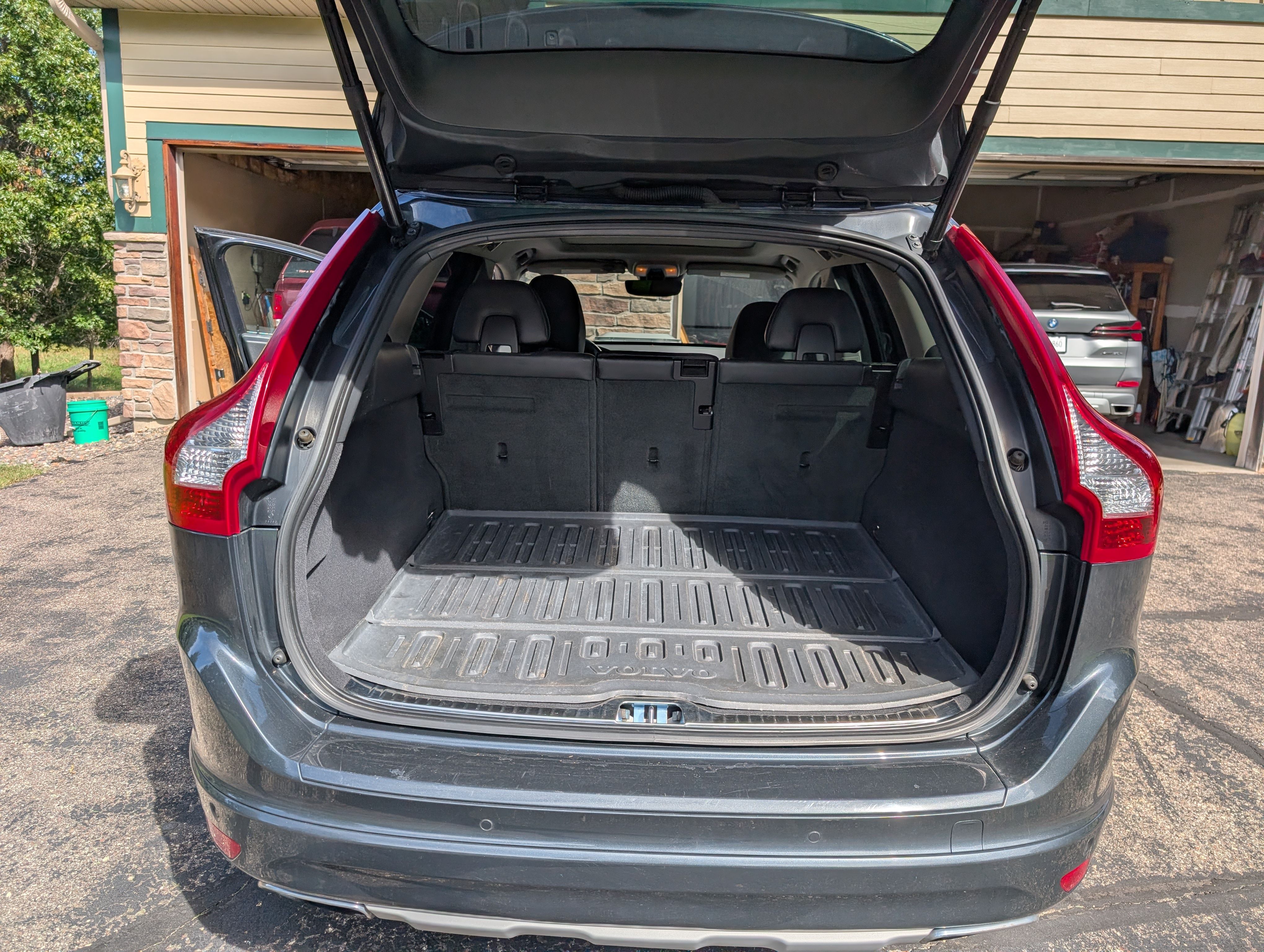 Used 2016 Volvo XC60 T6 w/ Proximity Package AWD/4WD image 4