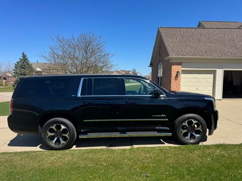 Used 2018 GMC Yukon XL SLT w/ Premium Edition image 2