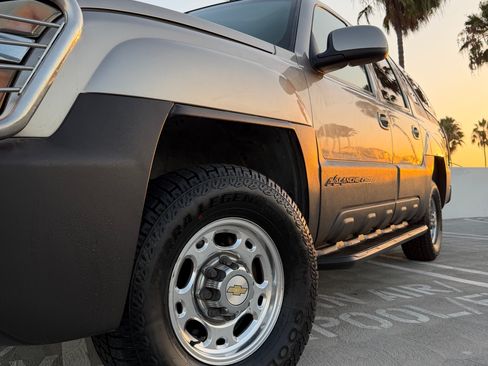 Used 2003 Chevrolet Avalanche 2500 w/ Personal Security Package AWD/4WD image 11