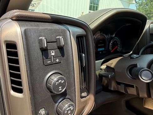 Used 2018 GMC Sierra 2500 Denali w/ Duramax Plus Package AWD/4WD image 12