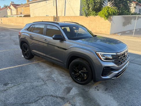 Used 2025 Volkswagen Atlas Cross Sport SEL R-Line image 2