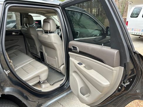 Used 2011 Jeep Grand Cherokee Laredo image 12