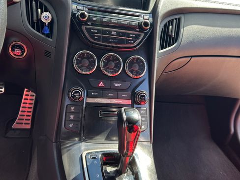 Used 2015 Hyundai Genesis 3.8 image 12