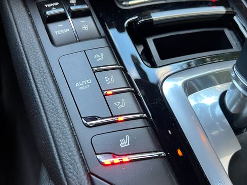 Used 2014 Porsche Cayenne Platinum Edition image 18