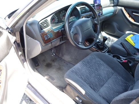 Used 2002 Subaru Outback Wagon AWD/4WD image 8