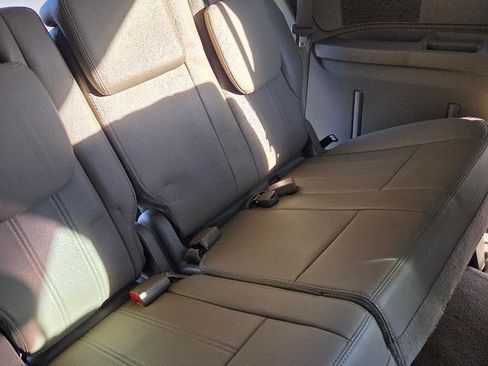 Used 2016 Chrysler Town & Country Touring w/ Driver Convenience Group image 10