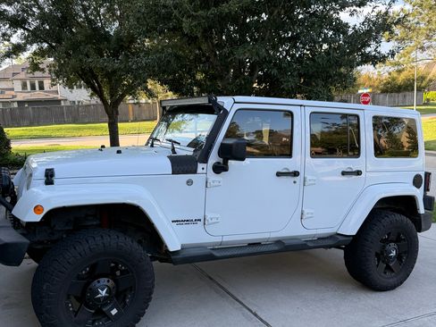 Used 2011 Jeep Wrangler Unlimited Sport image 2