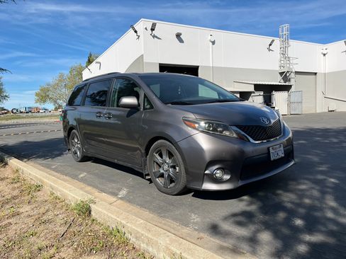Used 2017 Toyota Sienna SE Premium image 2
