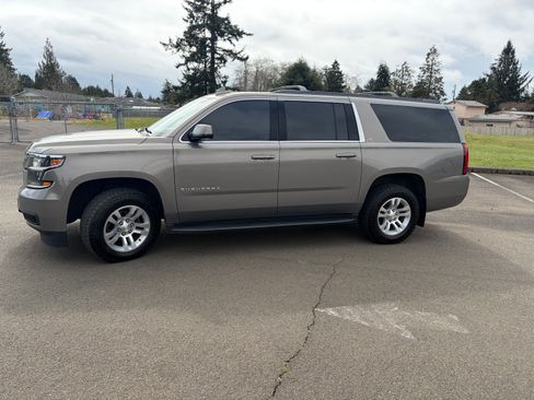 Used 2017 Chevrolet Suburban LT image 2