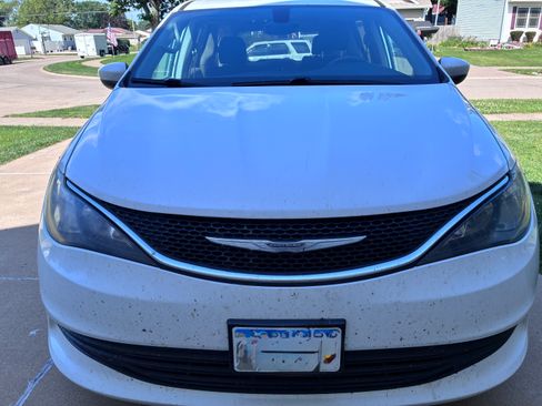 Used 2017 Chrysler Pacifica LX FWD image 4