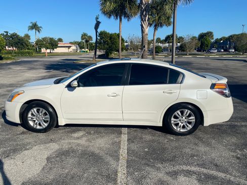 Used 2011 Nissan Altima 2.5 SL w/ 2.5SL Pkg FWD image 2