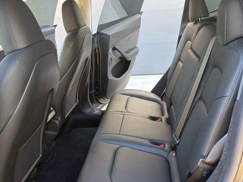 Used 2022 Tesla Model Y Long Range image 11