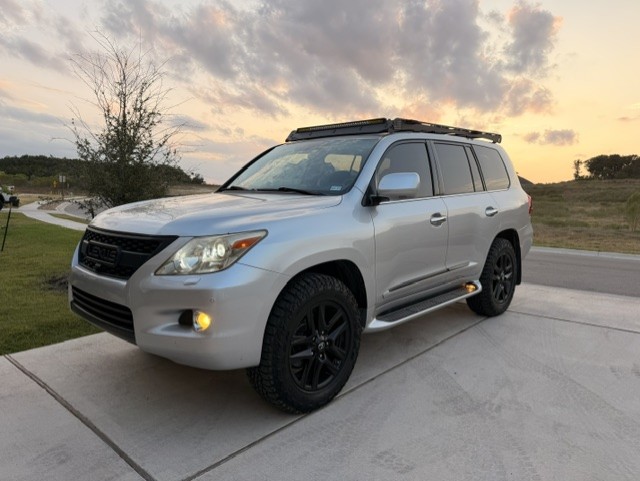 Used 2011 Lexus LX 570 4WD w/ Luxury Pkg image 9