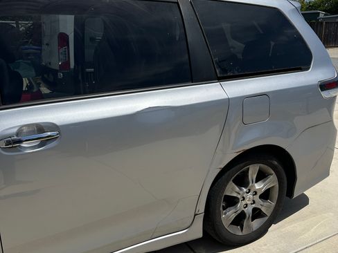 Used 2013 Toyota Sienna SE FWD image 16