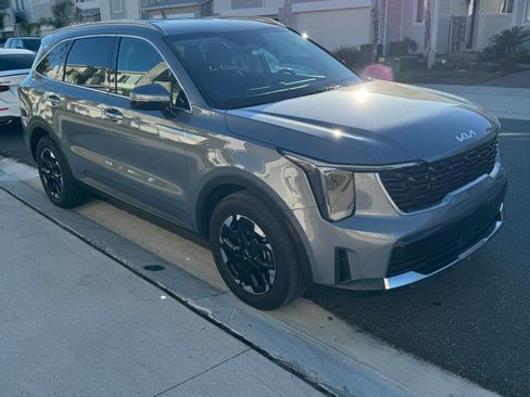 Used 2024 Kia Sorento S image 4