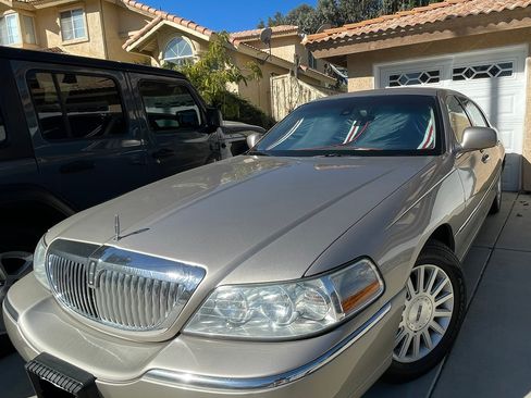 Used 2003 Lincoln Town Car Signature image 15