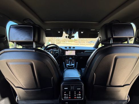 Used 2022 Porsche Cayenne image 11