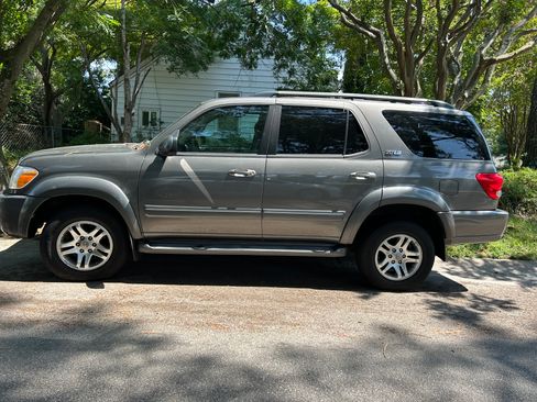 Used 2005 Toyota Sequoia SR5 AWD/4WD image 1
