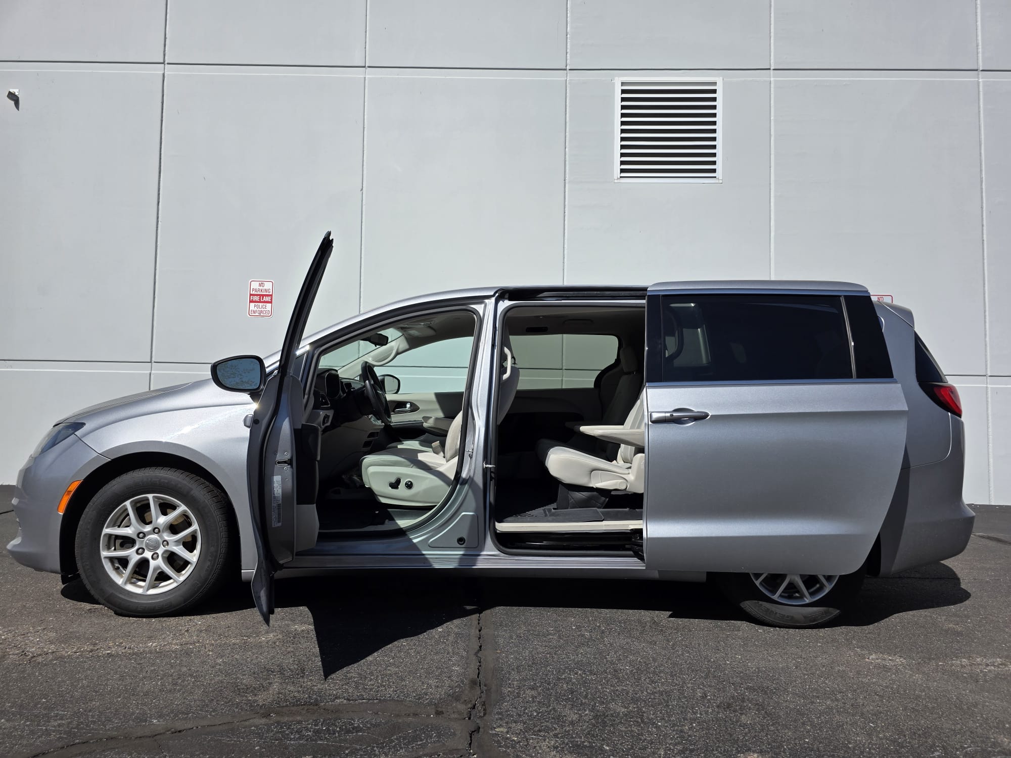 Used 2017 Chrysler Pacifica Touring FWD image 21