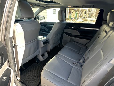 Used 2016 Toyota Highlander XLE image 2