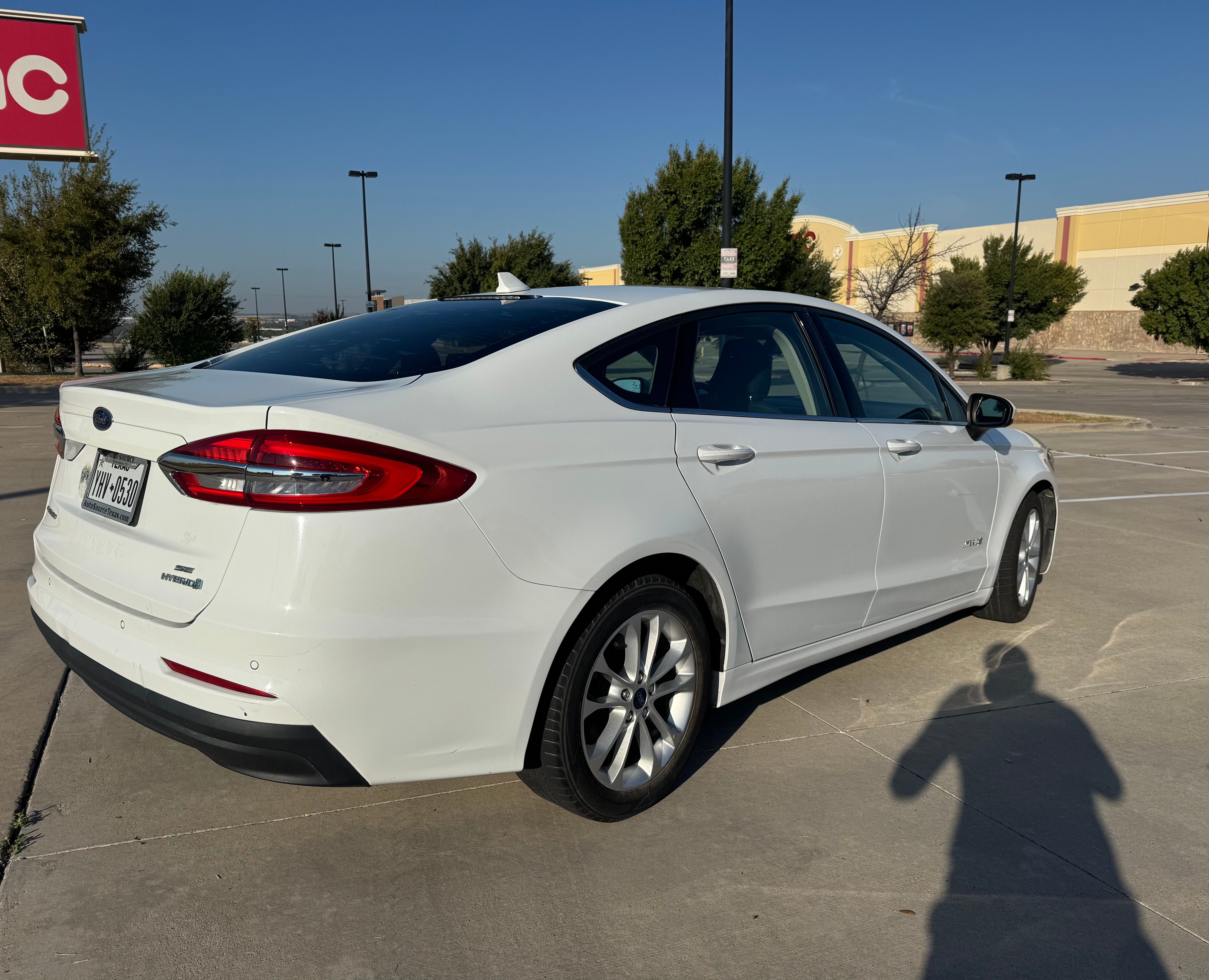 Used 2019 Ford Fusion SE FWD image 2