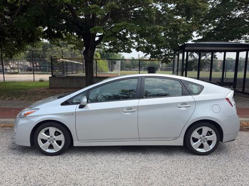 Used 2010 Toyota Prius Five FWD image 2