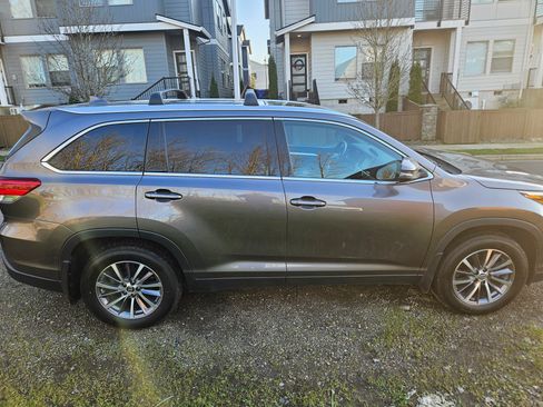 Used 2019 Toyota Highlander XLE image 12