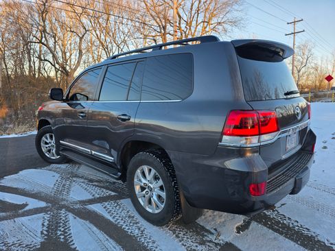 Used 2018 Toyota Land Cruiser Sport Utility 4D w/ Four Season Floor Mat Package image 10