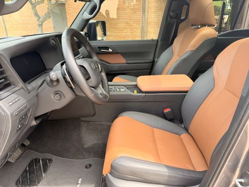 Used 2025 Lexus GX 550 w/ Cold Area Package image 11