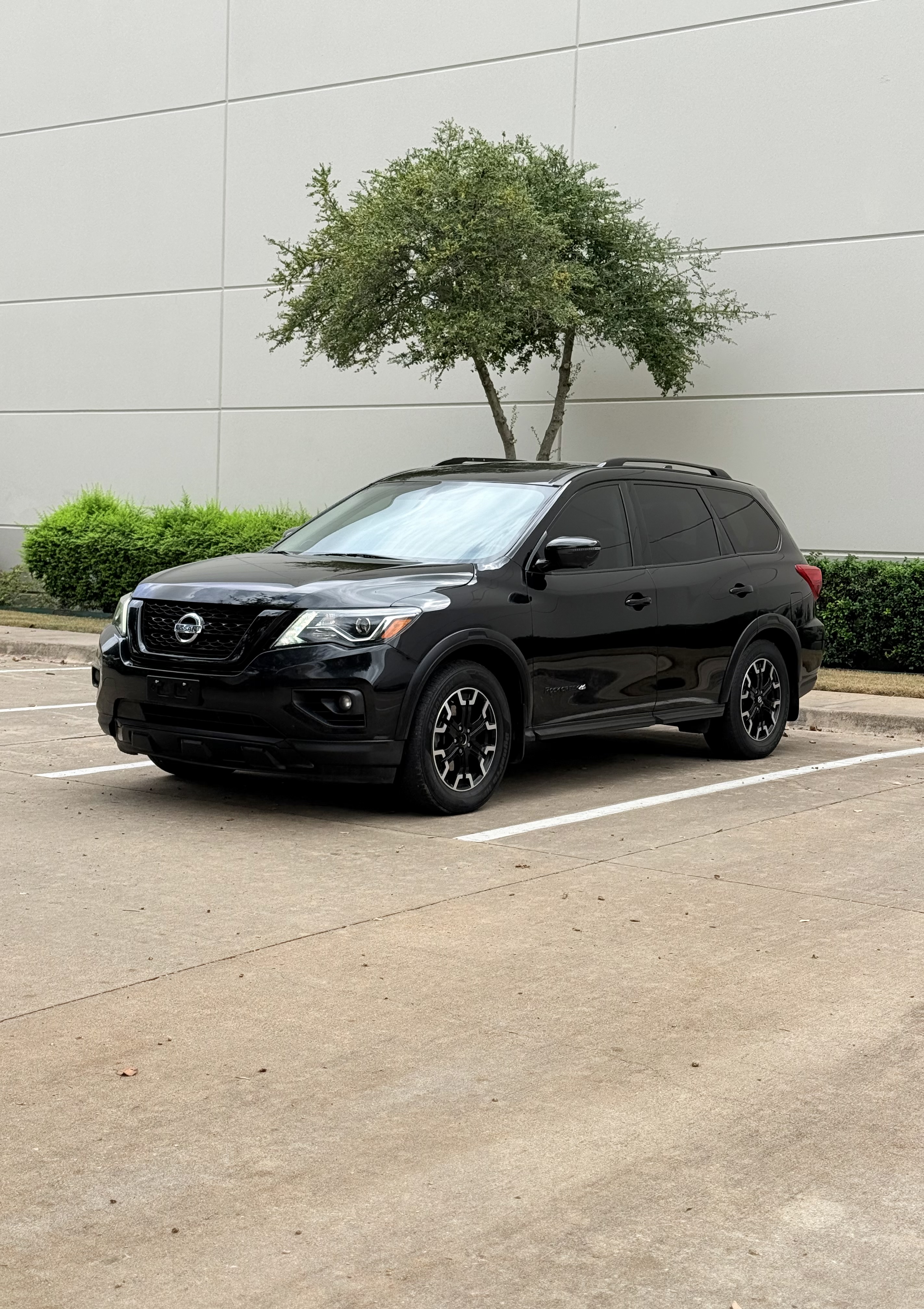 Used 2020 Nissan Pathfinder SL FWD image 1