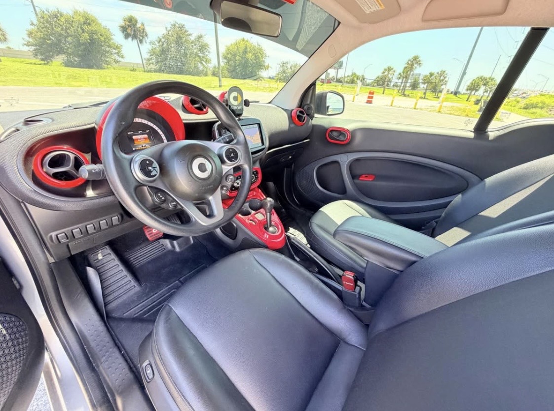 Used 2016 smart fortwo pure RWD image 6