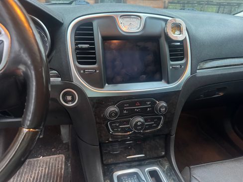 Used 2018 Chrysler 300 Limited w/ Safetytec Plus Group image 10