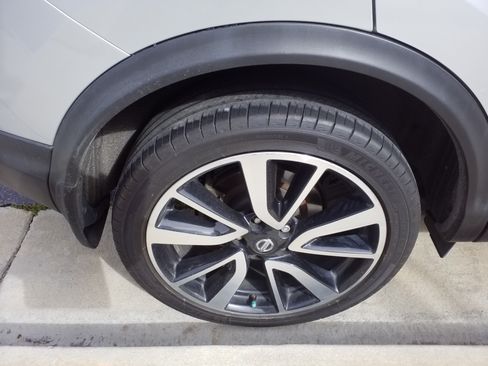 Used 2017 Nissan Rogue Sport SL w/ SL Premium Package image 16