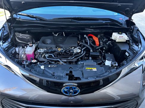 Used 2023 Toyota Sienna Platinum image 9