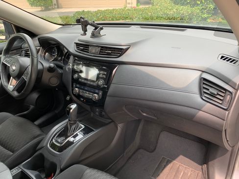 Used 2017 Nissan Rogue SV image 6