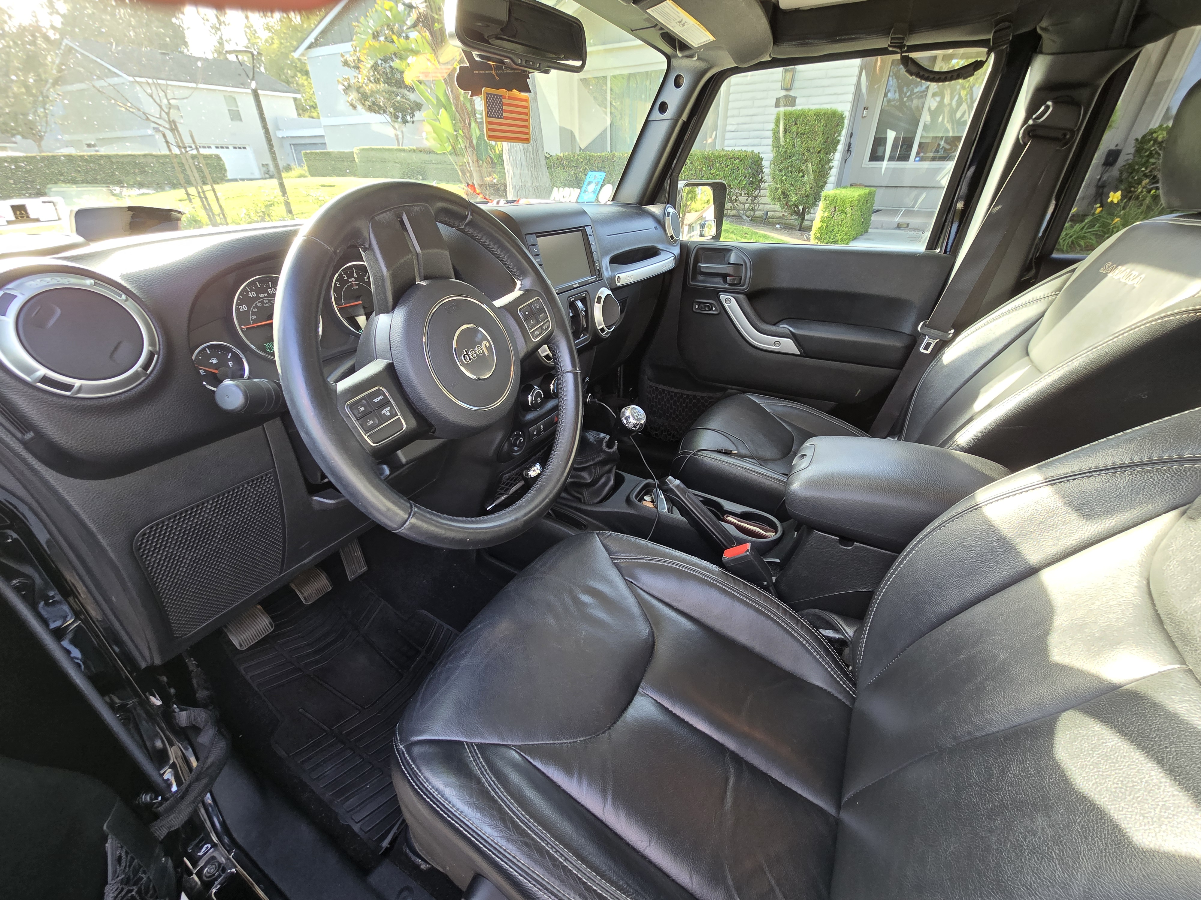 Used 2017 Jeep Wrangler Unlimited Sahara w/ Connectivity Group AWD/4WD image 9
