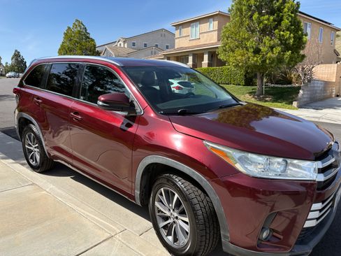Used 2017 Toyota Highlander XLE image 2