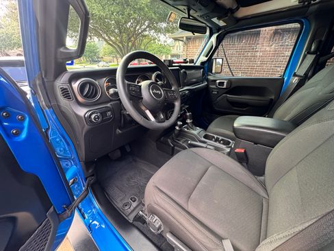 Used 2023 Jeep Gladiator Sport AWD/4WD image 11