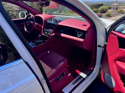 Used 2021 Bentley Bentayga image 14