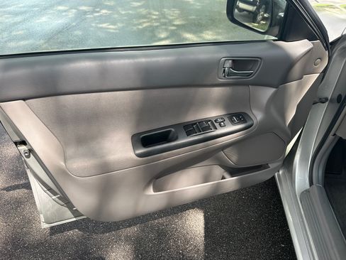 Used 2005 Toyota Camry LE FWD image 17