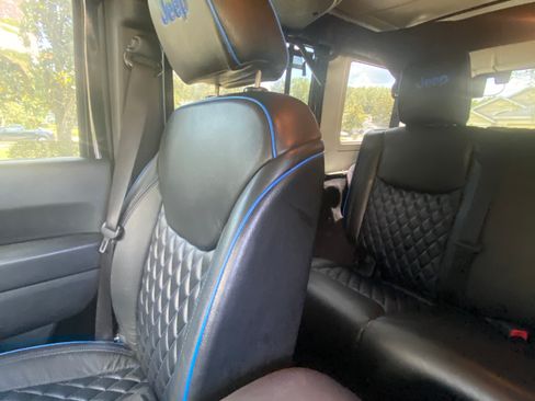 Used 2018 Jeep Wrangler Unlimited Sahara AWD/4WD image 11