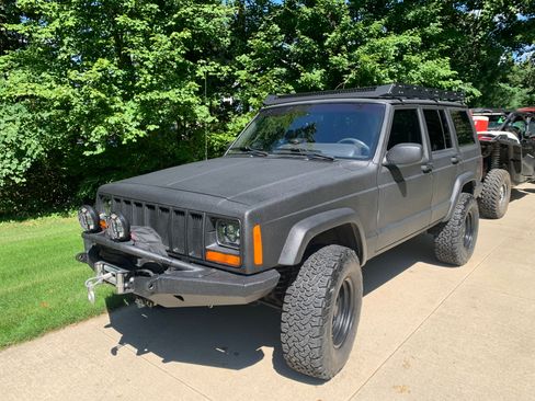 Used 2001 Jeep Cherokee Sport image 1