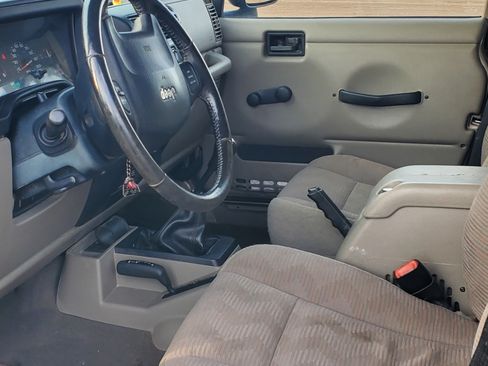 Used 2005 Jeep Wrangler Unlimited Rubicon image 11